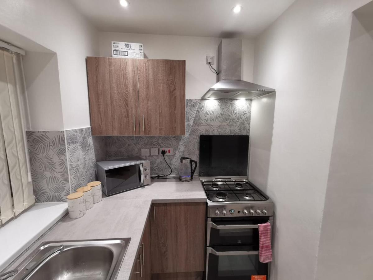 Three Bedroom Modern Apartment By Luton Airport And Luton Station Exterior photo