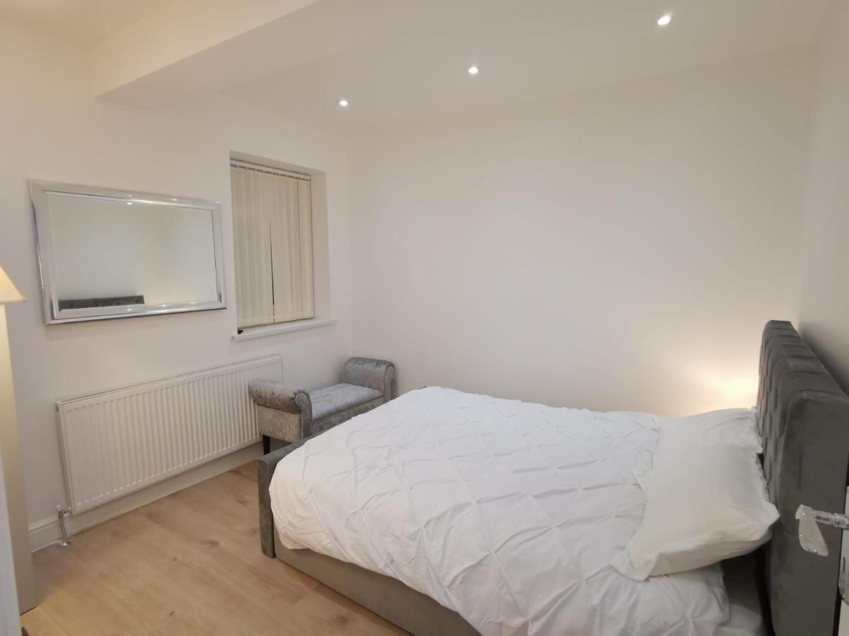 Three Bedroom Modern Apartment By Luton Airport And Luton Station Exterior photo