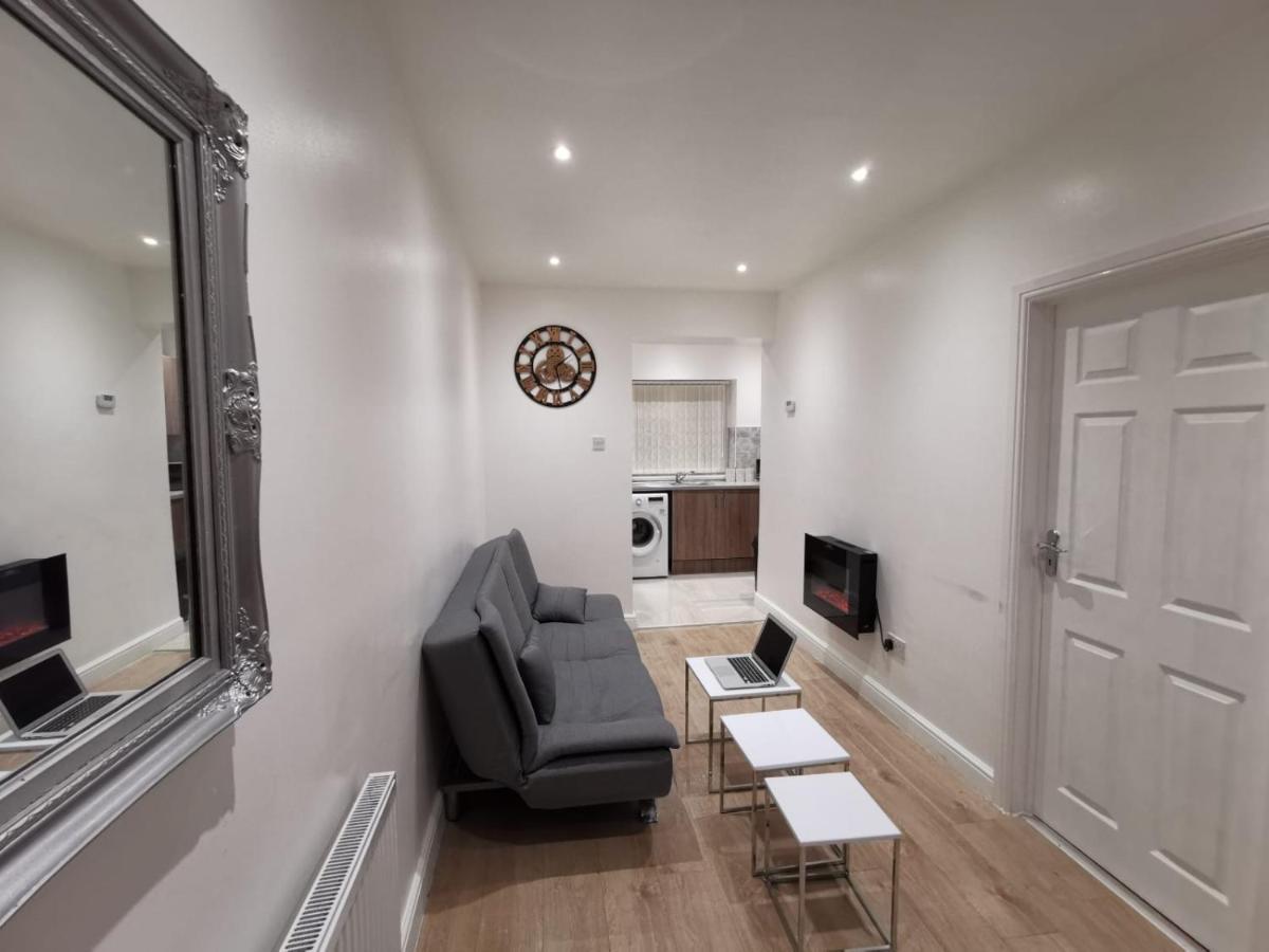 Three Bedroom Modern Apartment By Luton Airport And Luton Station Exterior photo