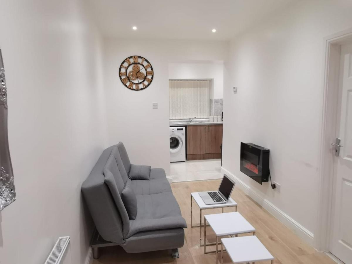 Three Bedroom Modern Apartment By Luton Airport And Luton Station Exterior photo